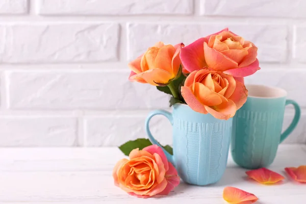 Blommig Stilleben Fräsch Orange Rosor Blå Koppar Vit Trä Bakgrund — Stockfoto