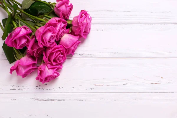 Kytice Růžových Růží Bílém Pozadí Dřevěná Květinové Zátiší Místo Pro — Stock fotografie