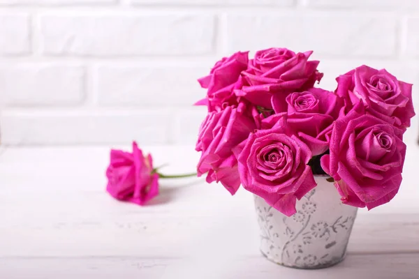 Cartão Postal Com Flores Rosas Rosa Brilhantes Sobre Fundo Madeira — Fotografia de Stock