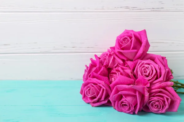 Bando Rosas Rosa Brilhantes Flores Fundo Madeira Turquesa Contra Parede — Fotografia de Stock
