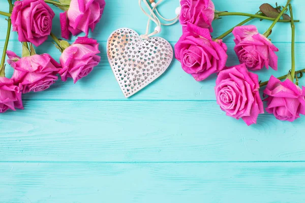 Rosa Rosen Blumen Und Herz Auf Mintfarbenem Holz Hintergrund Blumen — Stockfoto