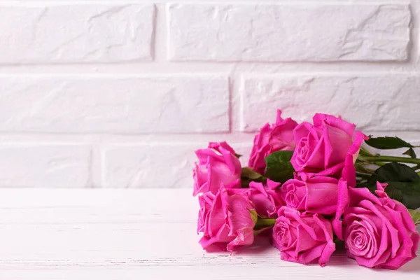 Cambada Rosas Cor Rosa Flores Sobre Fundo Branco Madeira Contra — Fotografia de Stock
