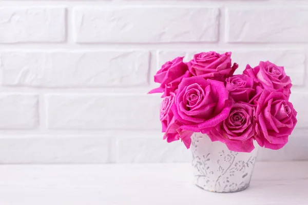 Rosa Brilhante Flores Rosas Sobre Fundo Madeira Branca Foco Seletivo — Fotografia de Stock
