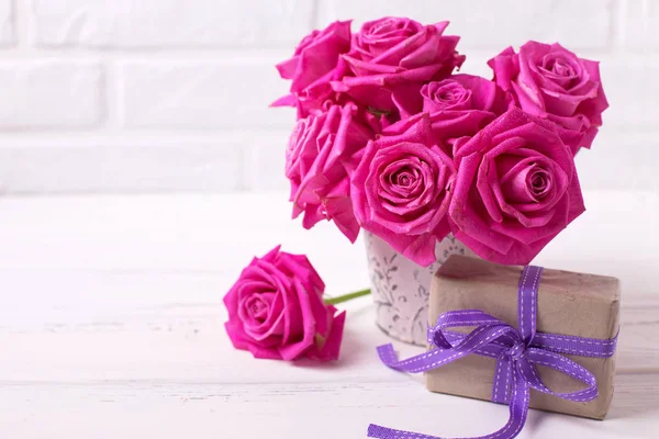 Helder Roze Rozen Bloemen Pot Doos Met Presenteren Witte Houten — Stockfoto