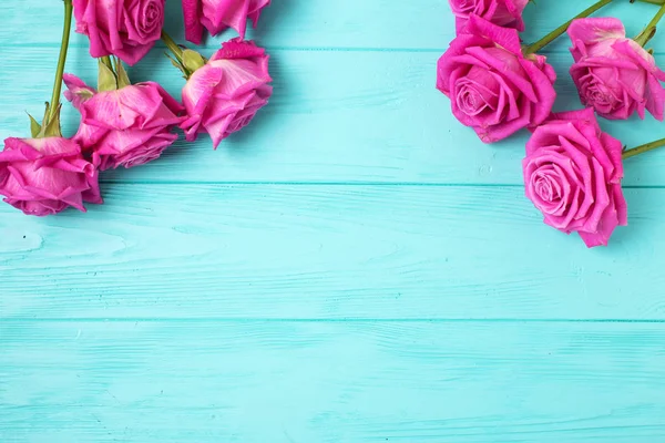 Ροζ Τριαντάφυλλα Λουλούδια Στο Νομισματοκοπείο Ξύλινο Χρώμα Φόντου Floral Ομοίωμα — Φωτογραφία Αρχείου