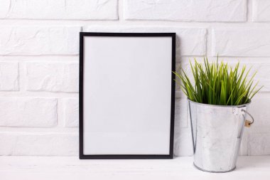 Boş çerçeve mockup kopya alanı ve çim beyaz duvara tarafından tencerede ile. 