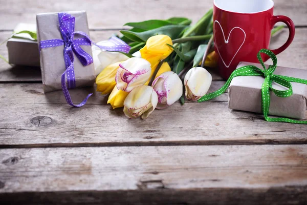Tulipes Printanières Jaunes Blanches Boîtes Enveloppées Cadeaux Tasse Rouge Avec — Photo