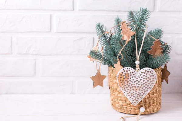 Weihnachtsspielzeug Herz Und Zweige Tannenbaum Auf Weißem Holzgrund Dekorative Weihnachtskomposition — Stockfoto