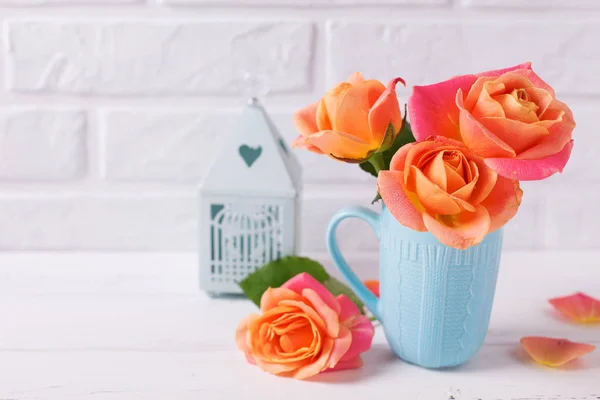 Bloemen Stilleven Fris Oranje Rozen Blauwe Cup Witte Houten Achtergrond — Stockfoto