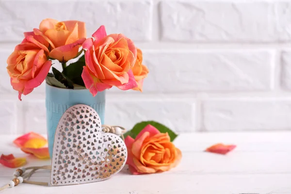 Frische Orangefarbene Rosen Blauer Tasse Und Dekorativem Herzen Auf Weißem — Stockfoto