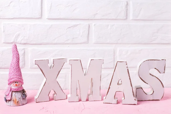 Palavra Xmas Feito Letras Madeira Pequeno Elfo Fundo Rosa Contra — Fotografia de Stock