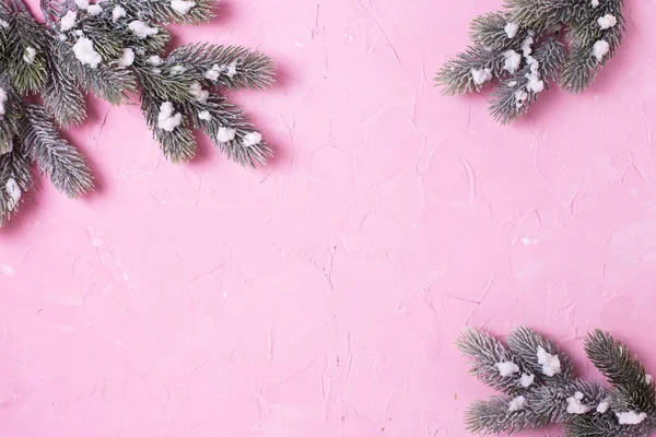 Rahmen Aus Zweigen Fichte Auf Rosa Hintergrund Dekorative Weihnachtskomposition Ansicht — Stockfoto