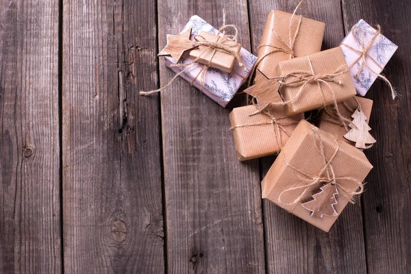 Geschenkverpackungen Mit Geschenken Auf Gealtertem Holzgrund Selektiver Fokus Blick Von — Stockfoto