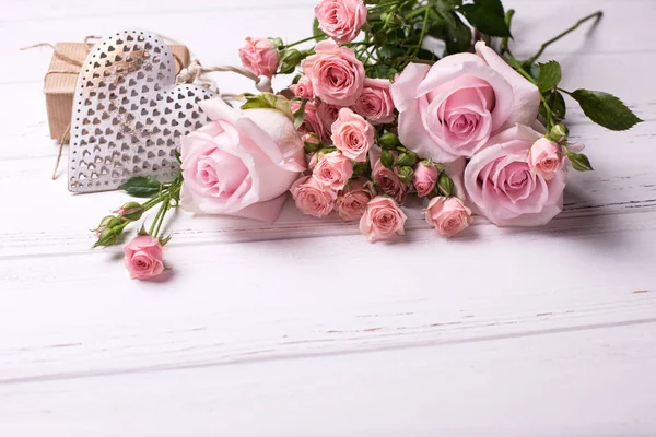 Zarte Rosa Rosen Blumen Dekoratives Herz Und Verpackte Schachtel Mit — Stockfoto