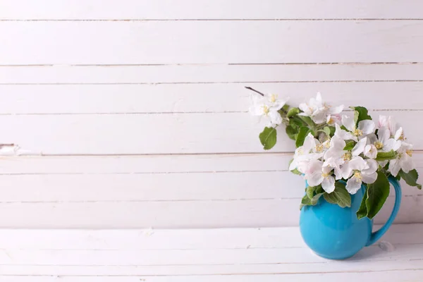 Flores Macieira Macia Jarro Azul Sobre Fundo Madeira Branca Foco — Fotografia de Stock