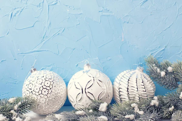 Fondo Navidad Tres Bolas Blancas Abetos Árboles Piel Contra Pared —  Fotos de Stock