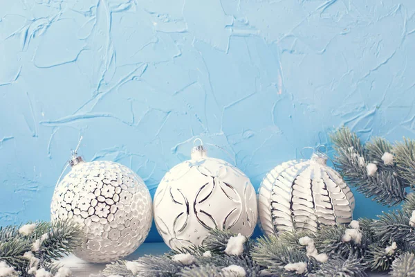 Fond Noël Trois Boules Blanches Des Épinettes Sapin Contre Mur — Photo