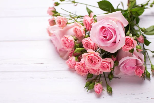 Flores Rosas Rosadas Tiernas Sobre Fondo Madera Blanca Bodegón Floral — Foto de Stock