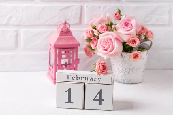 情人节明信片 一束嫩粉红色的玫瑰花 日历和装饰粉红色的灯笼 反对白砖墙 花静物 选择性聚焦 — 图库照片