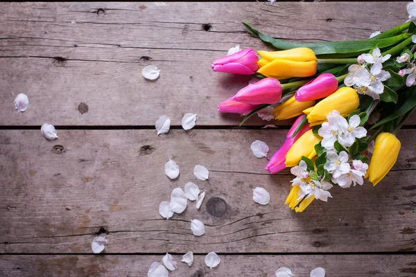 Luminosi Tulipani Primaverili Gialli Rosa Fiori Melo Sfondo Vintage Legno — Foto Stock