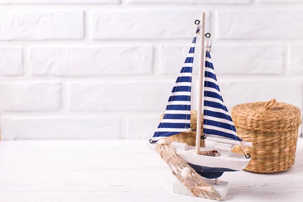 白い木製の背景に装飾的な木のおもちゃのボート テキストを配置します 夏の休暇の概念 — ストック写真