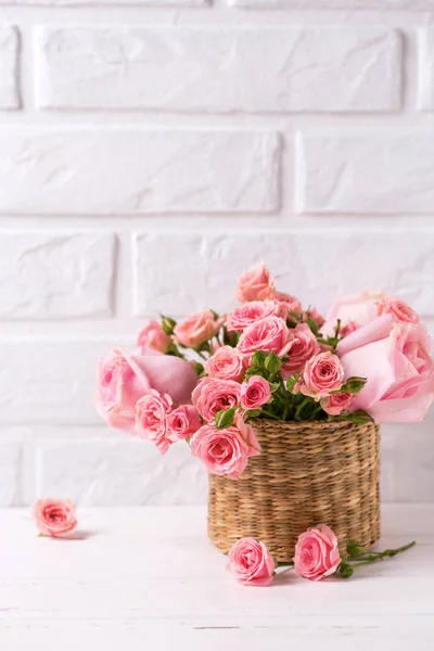 Roze Rozen Bloemen Tegen Witte Bakstenen Muur Bloemen Stilleven Selectieve — Stockfoto