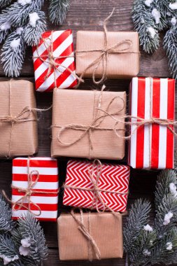 Hediyeler ve dalları ile sarılmış kutuları antika ahşap arka plan ağaç kürk. Seçici odak. Üstten Görünüm. Dikey görüntü.