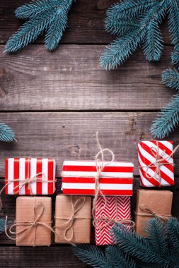 Hediyeler ve dalları ile sarılmış kutuları antika ahşap arka plan ağaç kürk. Seçici odak. Metin için yer. Dikey görüntü.