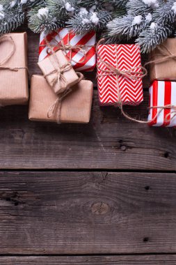 Hediye kutuları ile sınırdan sunar ve vintage ahşap zemin üzerine kürk ağacı dalları. Noel arka plan. Seçici odak. Üstten Görünüm. Metin için yer.