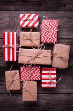 Festival hediye kutuları ile antika ahşap arka plan üzerinde sunuyor. Seçici odak. Üstten Görünüm. Dikey görüntü.