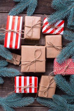 Hediyeler ve dalları ile sarılmış kutuları antika ahşap arka plan ağaç kürk. Seçici odak. Üstten Görünüm. Dikey görüntü. 