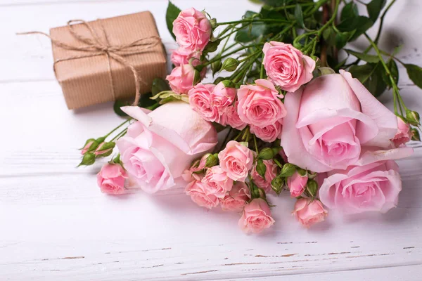 Zarte Rosa Rosen Blumen Und Verpackte Schachtel Mit Geschenk Auf — Stockfoto