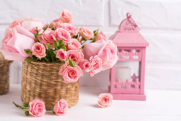 Roze Rozen Bloemen Decoratieve Roze Lantaarn Tegen Witte Bakstenen Muur — Stockfoto