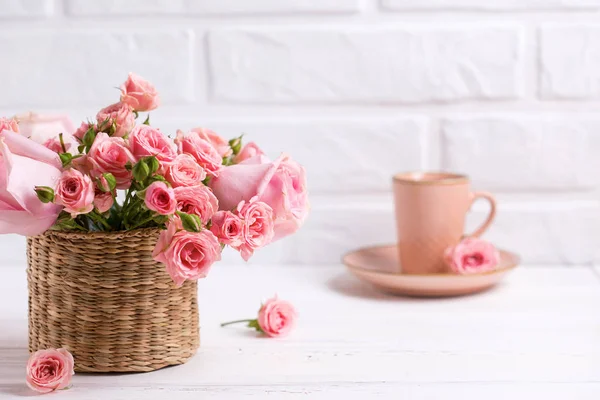 ピンクのバラの花は 白いレンガ壁にコーヒーのカップ 花の静物画 選択と集中 テキストのための場所 — ストック写真