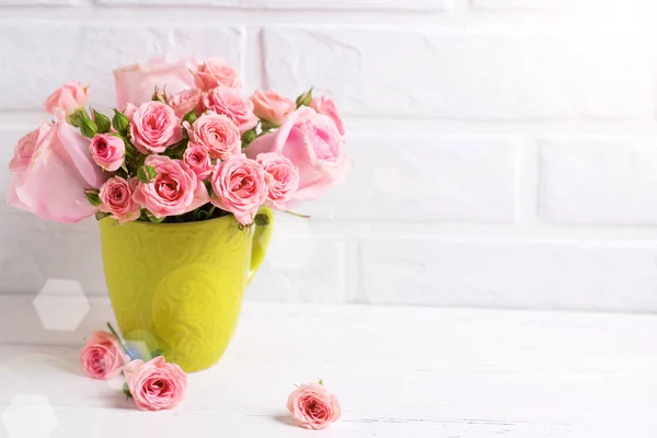 Rosa Rosas Flores Copo Verde Raio Luz Contra Parede Tijolo — Fotografia de Stock