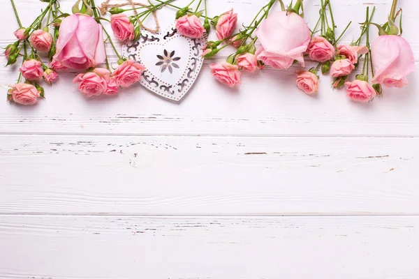 装飾的な心と白い木製の背景にピンクのバラの花から境界線 花の静物画 選択と集中 上からの眺め — ストック写真
