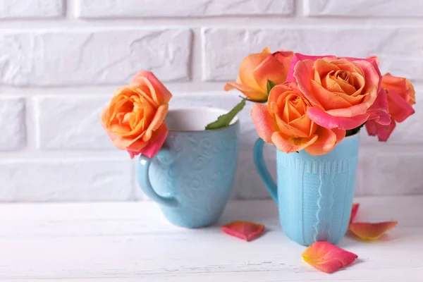 Bloemen Stilleven Fris Oranje Rozen Blauwe Cups Witte Houten Achtergrond — Stockfoto