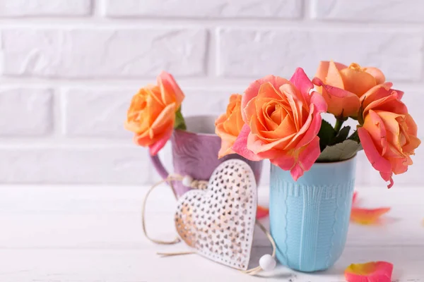 Rosas Brilhantes Frescas Copo Azul Coração Decorativo Fundo Madeira Branco — Fotografia de Stock