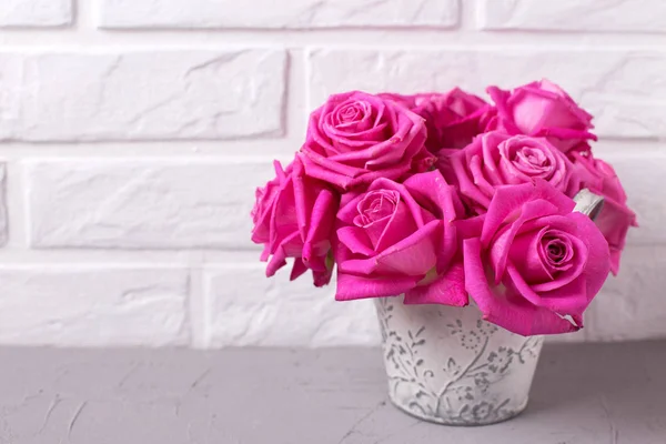 Flores Rosas Rosadas Brillantes Sobre Fondo Gris Contra Pared Blanca — Foto de Stock