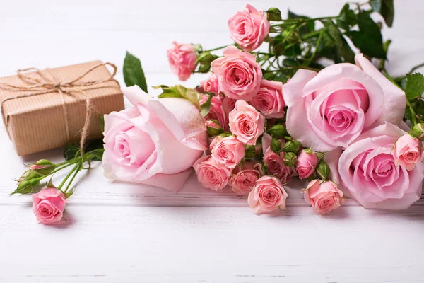 Roze Rozen Bloemen Verpakte Doos Met Presenteren Witte Houten Achtergrond — Stockfoto