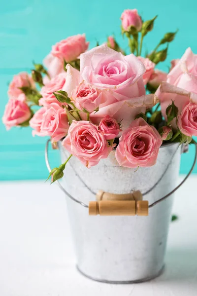 Bukiet Kwiatów Przetargu Różowy Róż Naczyniu Turkusowy Ścianę Kwiatowy Martwa — Zdjęcie stockowe