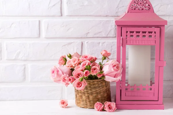 Rosas Rosas Flores Linterna Rosa Decorativa Contra Pared Ladrillo Blanco —  Fotos de Stock
