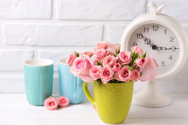 Рожеві Троянди Квіти Годинник Барвисті Зелені Сині Чашки Стіні Білої — стокове фото