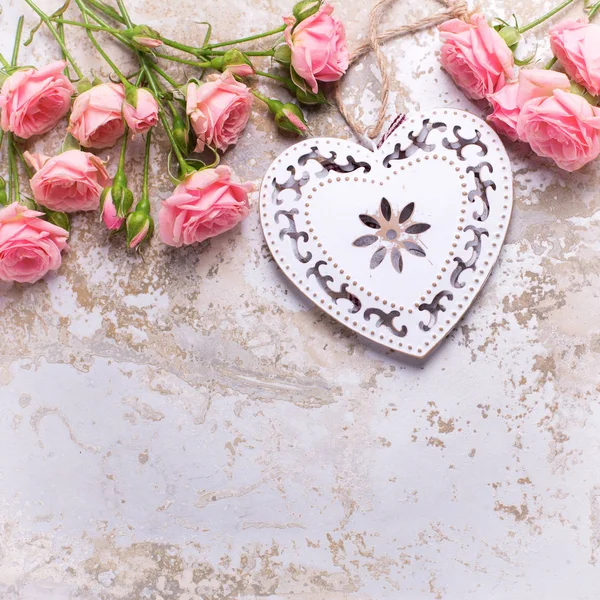 Rand Aus Rosa Rosen Blumen Und Dekorative Herz Auf Grauen — Stockfoto