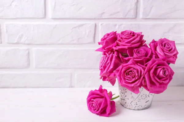 Bouquet Roses Rose Vif Fleurs Sur Fond Bois Blanc Concentration — Photo