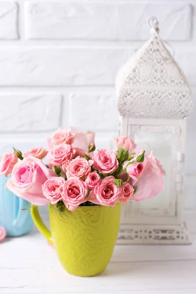 Pink Roses Flowers Green Cup White Brick Wall Floral Still — Stock Photo, Image