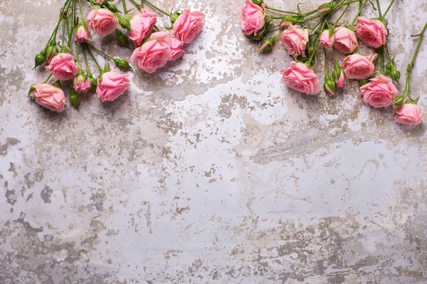 Rand Roze Rozen Bloemen Grijze Vintage Gestructureerde Achtergrond Bloemen Stilleven — Stockfoto