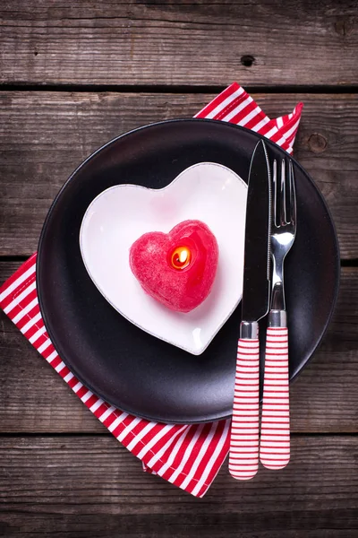 Sevgililer Günü Sofra Siyah Saç Beyaz Tabak Içinde Kalp Kırmızı — Stok fotoğraf