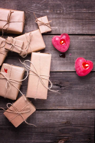 Κουτιά Δώρων Δώρα Και Δύο Κεριά Καύση Μορφή Της Καρδιάς — Φωτογραφία Αρχείου