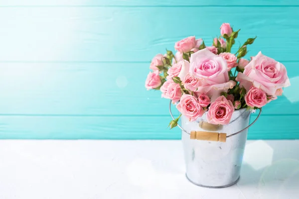 Fleurs Roses Roses Tendres Pot Sur Fond Blanc Bois Contre — Photo